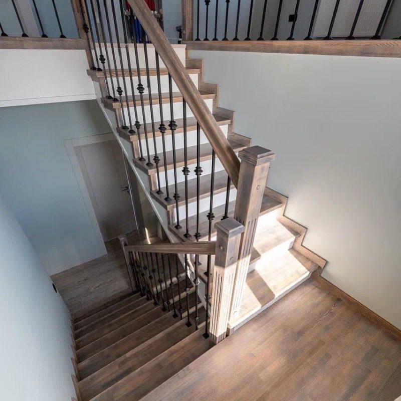 Обшивка металлокаркаса лестницы с 1 на 3 этаж ясенем с кладовкой