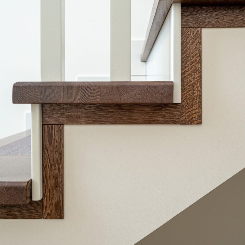 Обшивка монолитной лестницы ясенем с площадкой из паркета