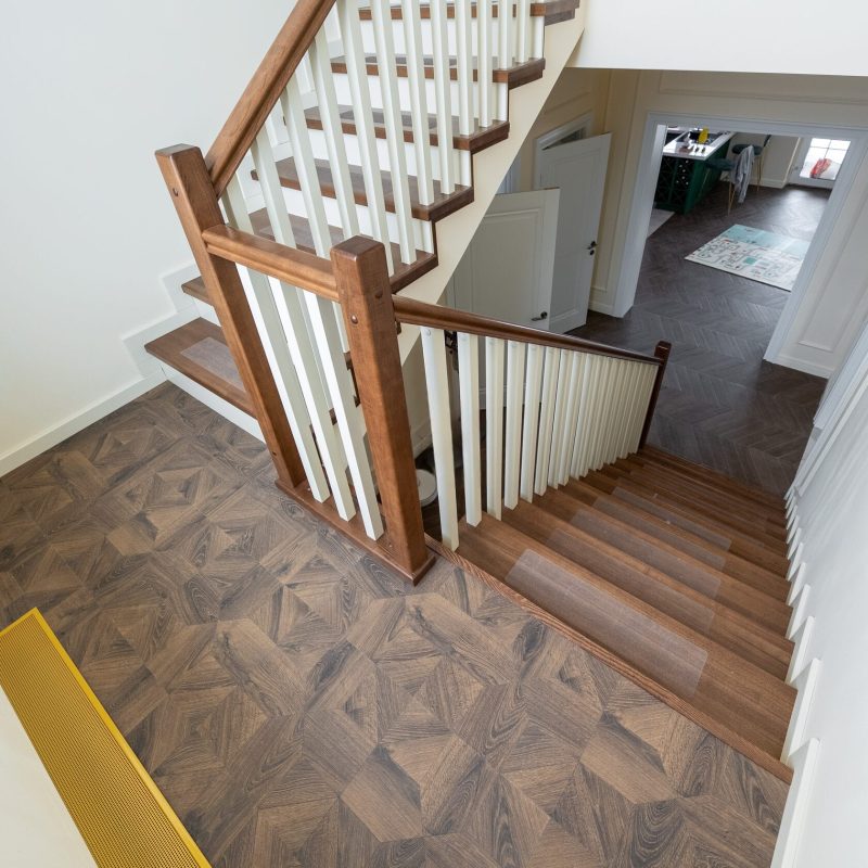 Обшивка монолитной лестницы ясенем с площадкой из паркета