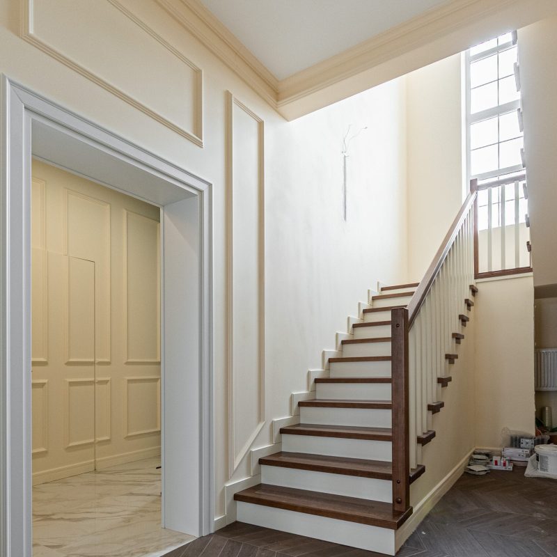 Обшивка монолитной лестницы ясенем с площадкой из паркета