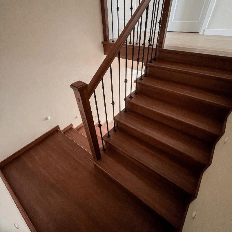 Обшивка однотонной темной бетонной лестницы ясенем