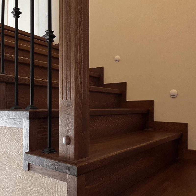 Обшивка однотонной темной бетонной лестницы ясенем