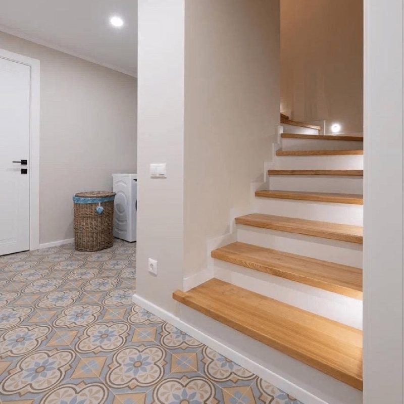 Обшивка трехмаршевой бетонной лестницы ясенем