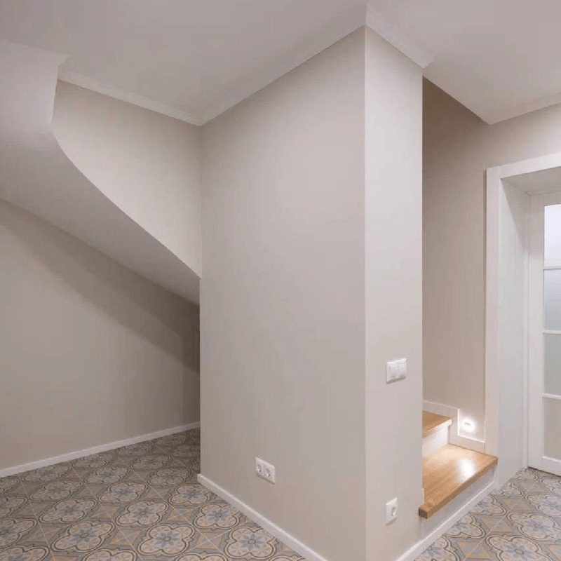 Обшивка трехмаршевой бетонной лестницы ясенем