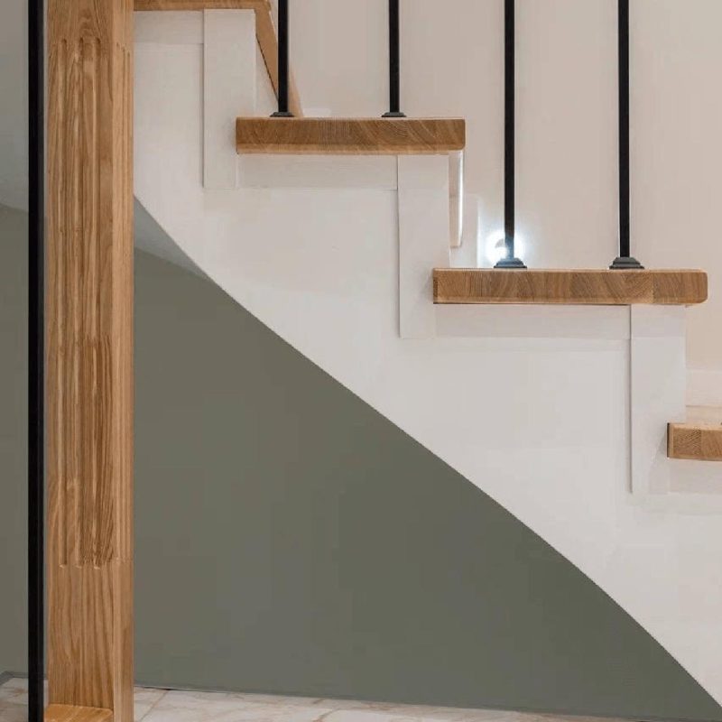 Обшивка трехмаршевой бетонной лестницы ясенем