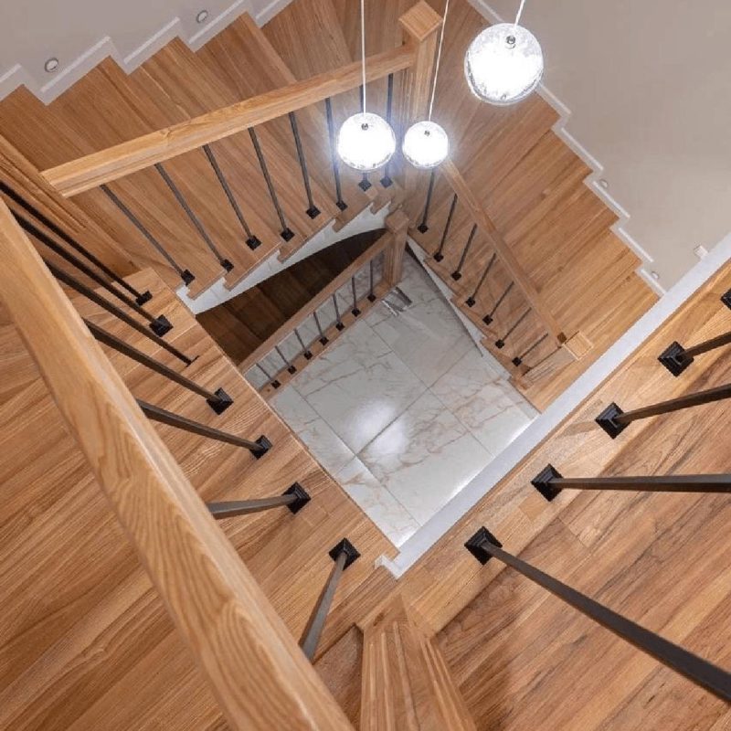 Обшивка трехмаршевой бетонной лестницы ясенем