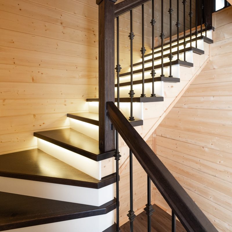 Отделка Г-образной лестницы на металлокаркасе в брусовом доме