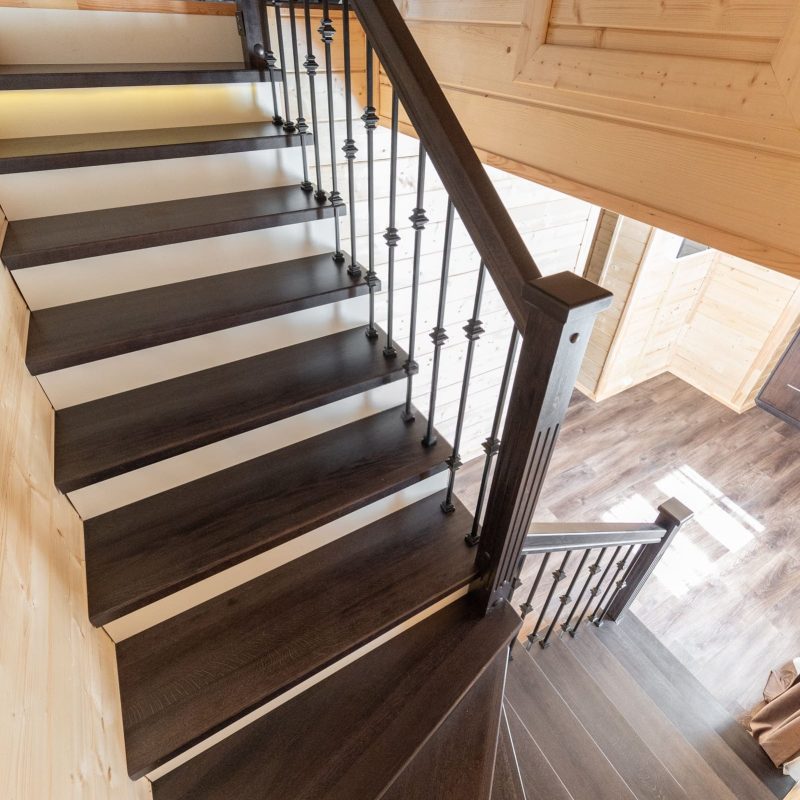 Отделка Г-образной лестницы на металлокаркасе в брусовом доме