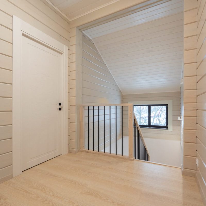 Отделка Г-образной железной лестницы ясенем с кладовкой