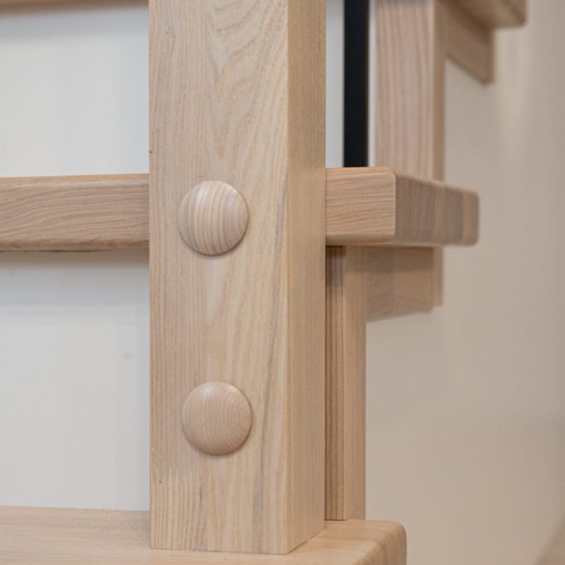 Отделка Г-образной железной лестницы ясенем с кладовкой