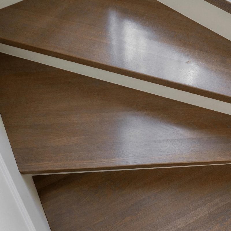 Отделка бетонной лестницы цельноламельным дубом