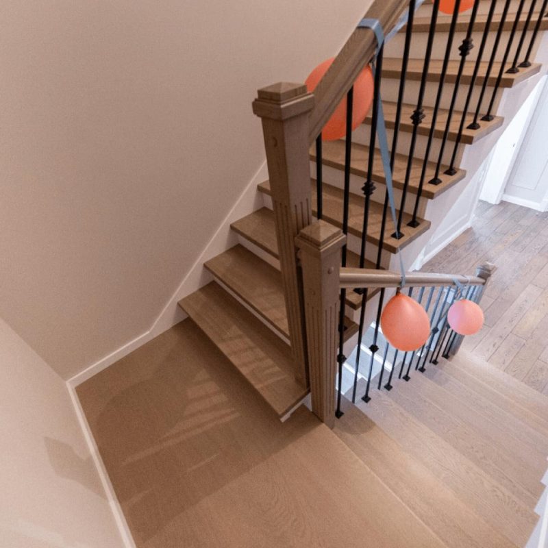 Отделка лестницы из бетона дубом с пригласительной ступенью