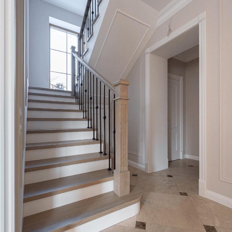 Отделка лестницы из бетона дубом с пригласительной ступенью