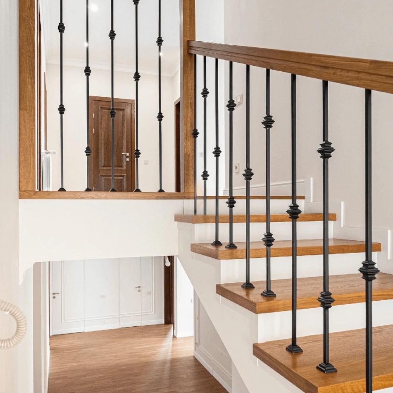 Отделка лестницы из бетона шпоном с ограждением из металла