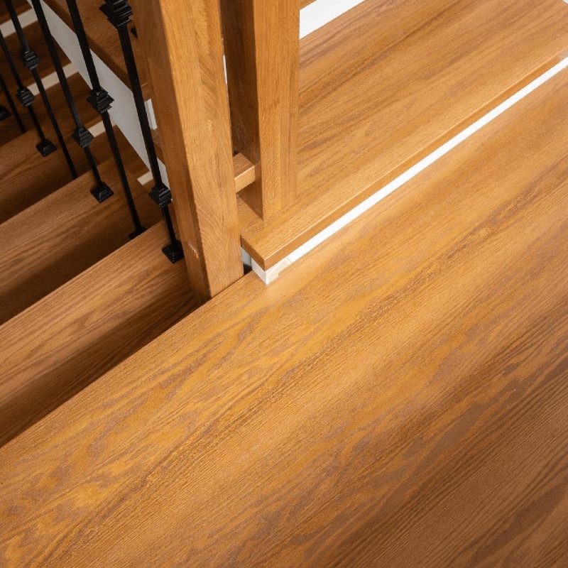 Отделка лестницы из бетона шпоном с ограждением из металла