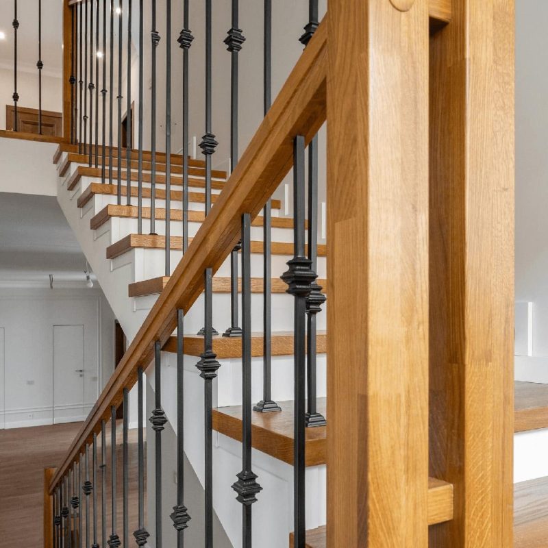 Отделка лестницы из бетона шпоном с ограждением из металла