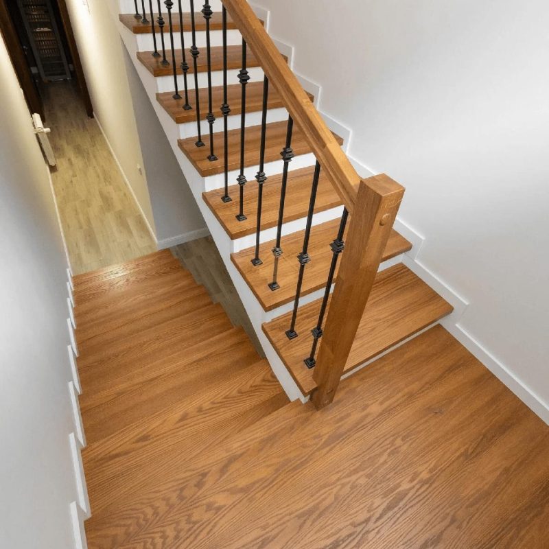 Отделка лестницы из бетона шпоном с ограждением из металла