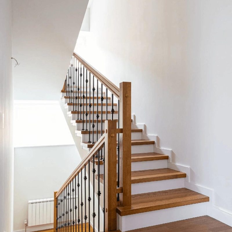 Отделка лестницы из бетона шпоном с ограждением из металла