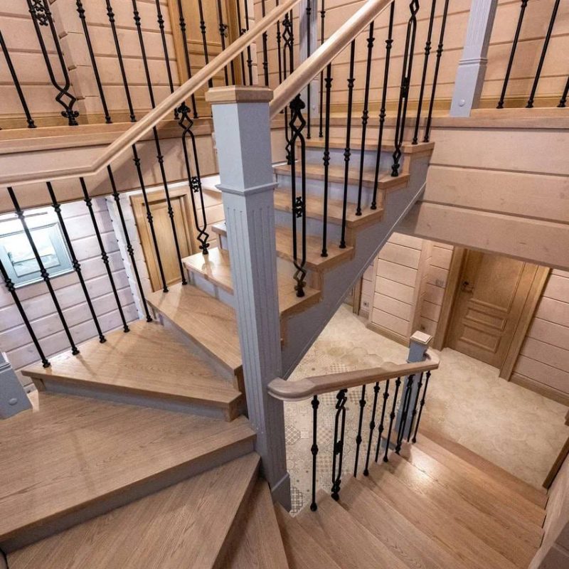 Отделка лестницы из металла шпоном с литыми балясинами