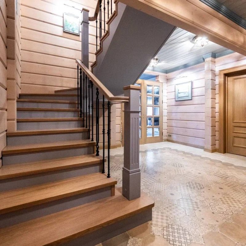 Отделка лестницы из металла шпоном с литыми балясинами