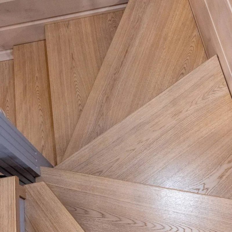 Отделка лестницы из металла шпоном с литыми балясинами