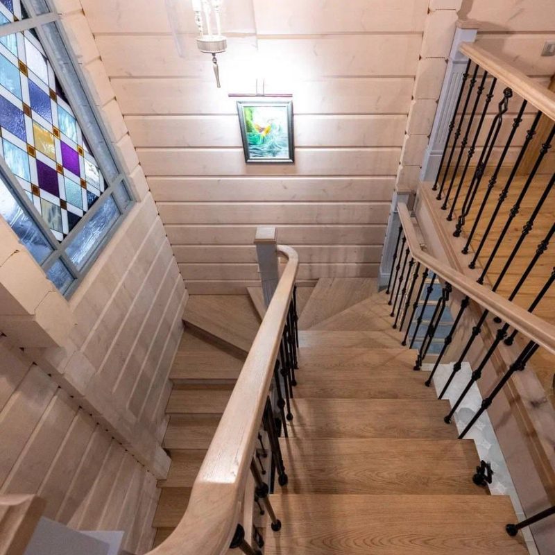 Отделка лестницы из металла шпоном с литыми балясинами