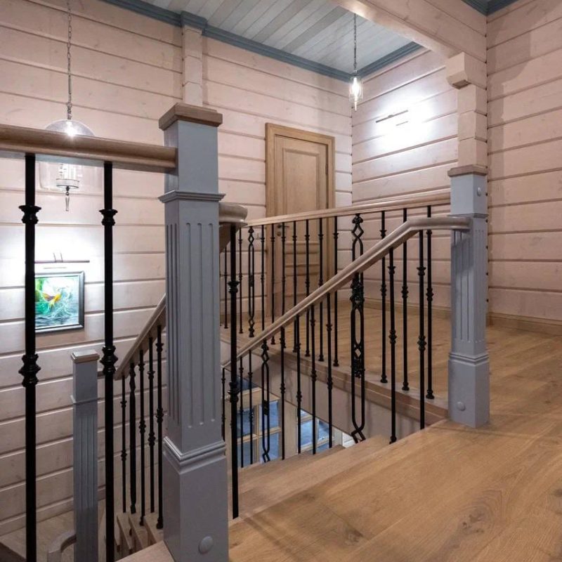 Отделка лестницы из металла шпоном с литыми балясинами