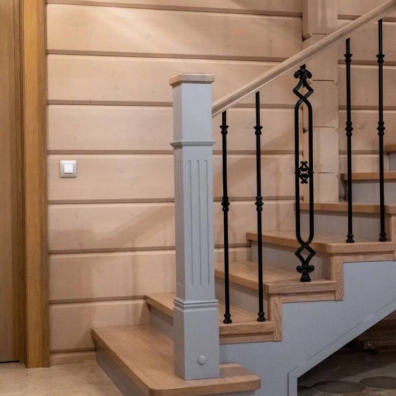 Отделка лестницы из металла шпоном с литыми балясинами