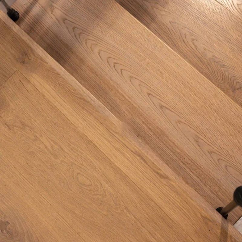 Отделка лестницы из металла шпоном с литыми балясинами