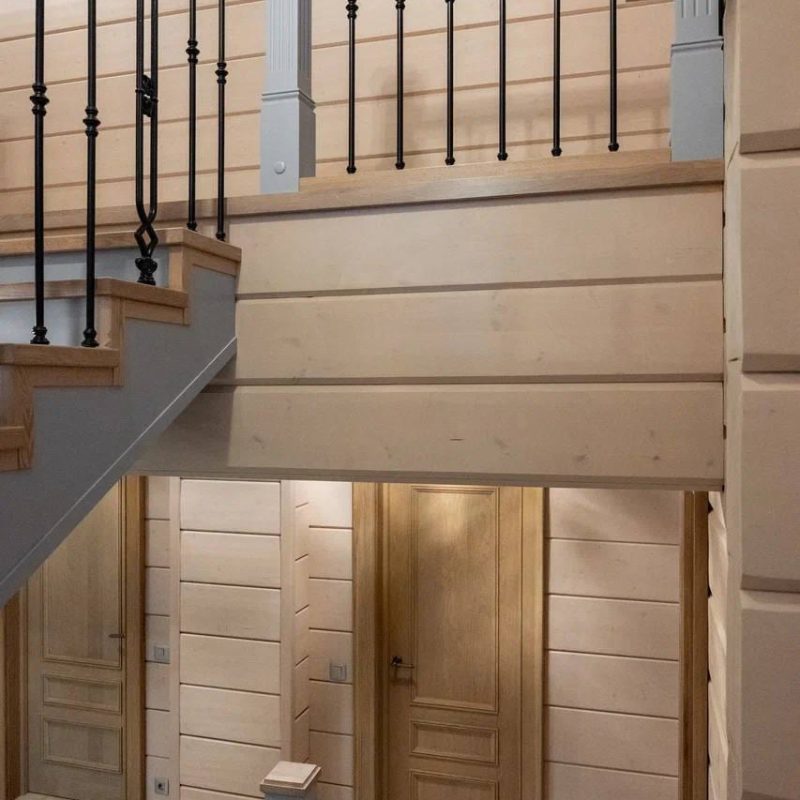 Отделка лестницы из металла шпоном с литыми балясинами