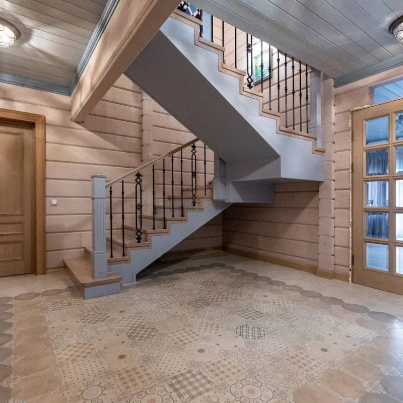 Отделка лестницы из металла шпоном с литыми балясинами