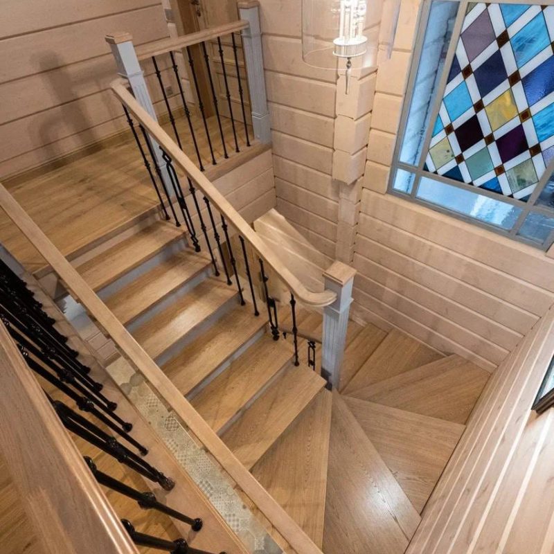 Отделка лестницы из металла шпоном с литыми балясинами