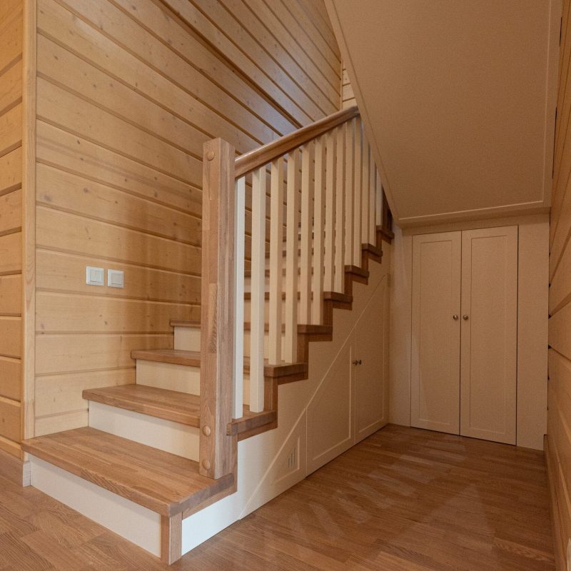 Отделка металлического каркаса лестницы ясенем с ограждением из дерева