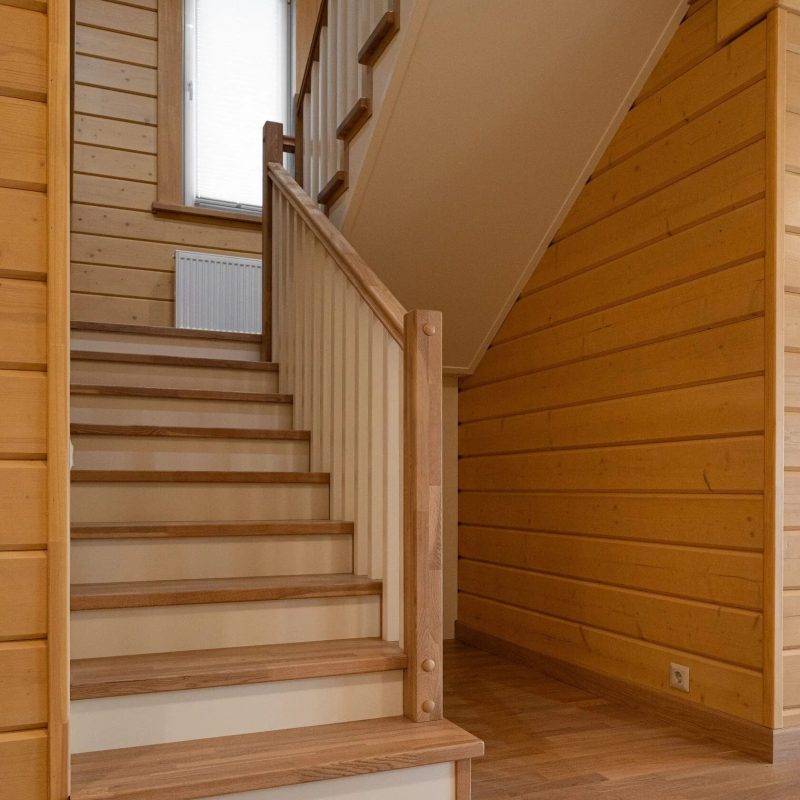 Отделка металлического каркаса лестницы ясенем с ограждением из дерева