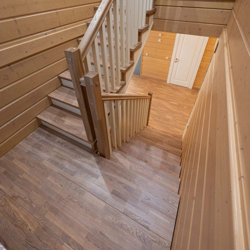 Отделка металлического каркаса лестницы ясенем с ограждением из дерева