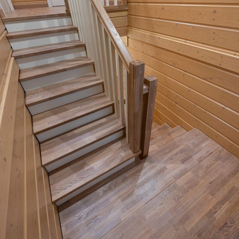 Отделка металлического каркаса лестницы ясенем с ограждением из дерева