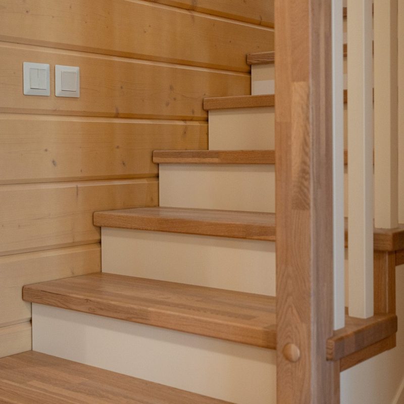 Отделка металлического каркаса лестницы ясенем с ограждением из дерева