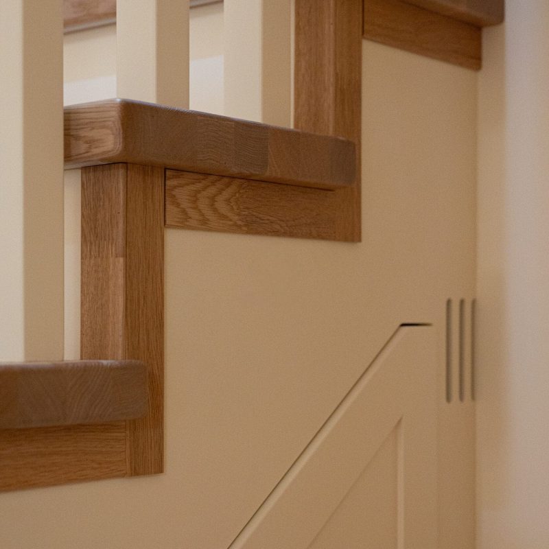 Отделка металлического каркаса лестницы ясенем с ограждением из дерева