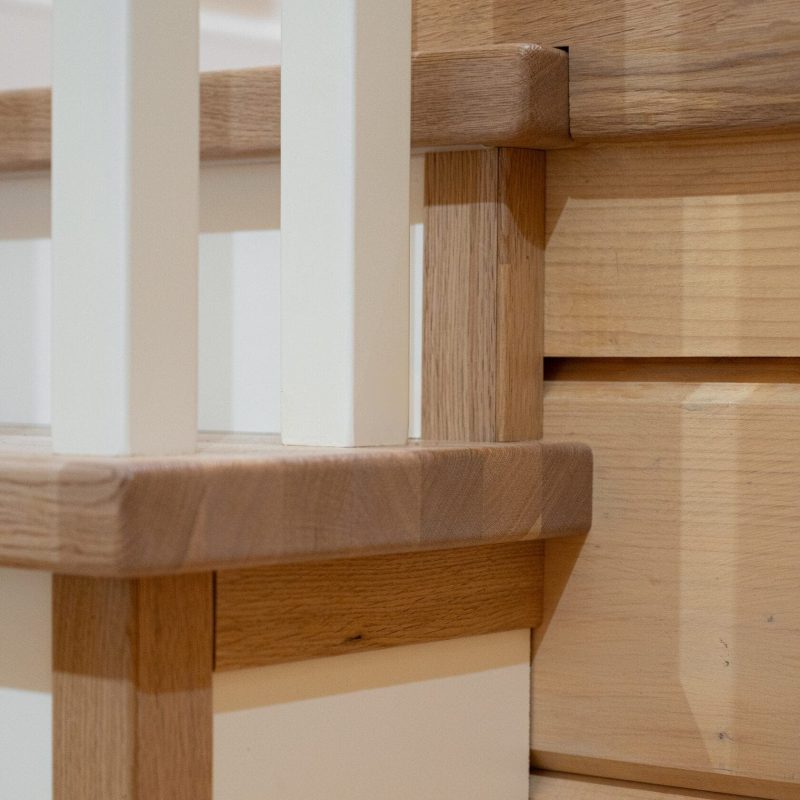 Отделка металлического каркаса лестницы ясенем с ограждением из дерева