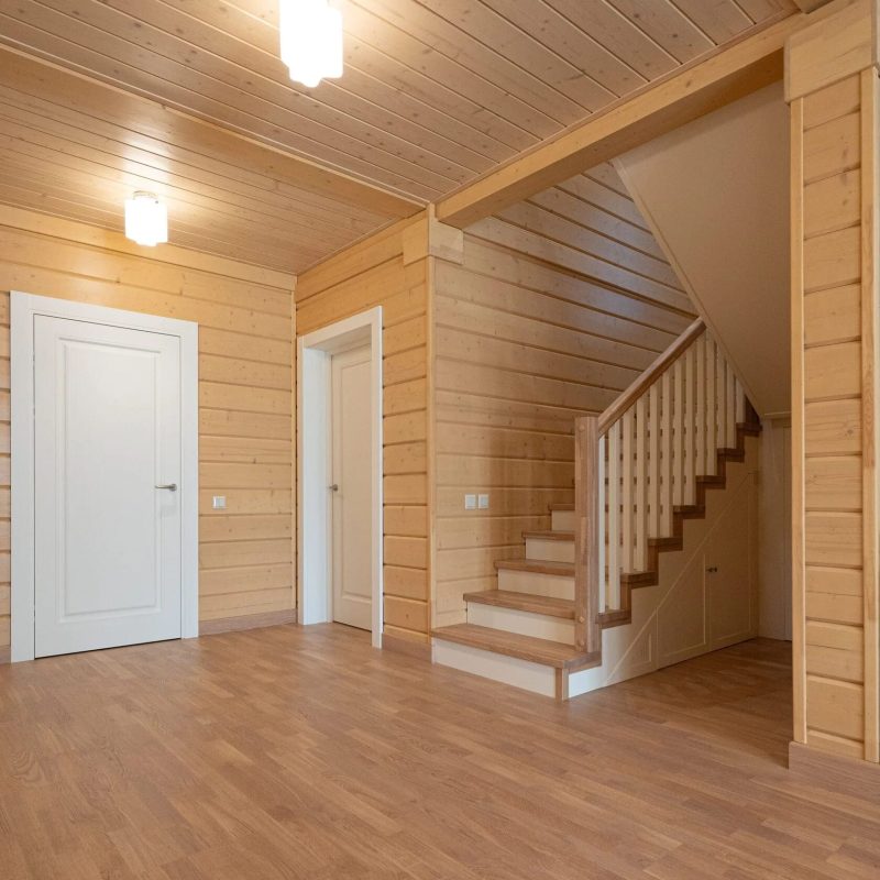 Отделка металлического каркаса лестницы ясенем с ограждением из дерева