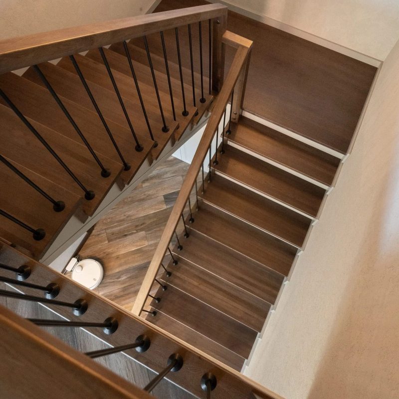 Отделка металлокаркаса лестницы дубом с тонким ограждением