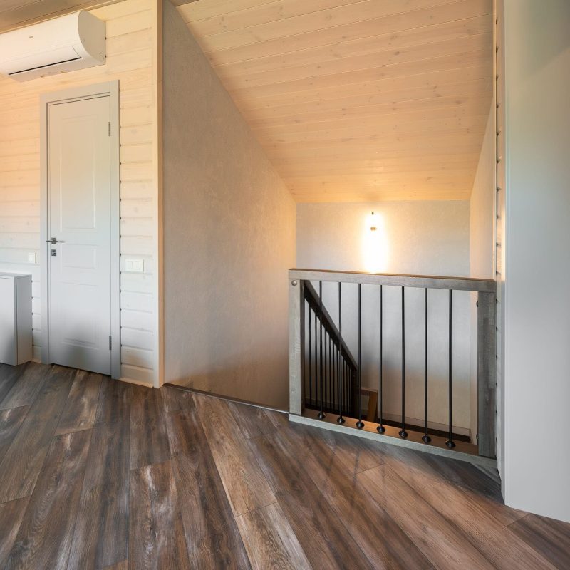 Отделка металлокаркаса лестницы дубом с тонким ограждением