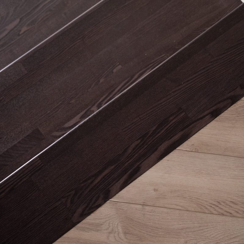 Отделка металлокаркаса лестницы с 1 на 3 этаж ясенем