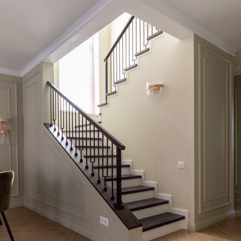 Отделка металлокаркаса лестницы с 1 на 3 этаж ясенем