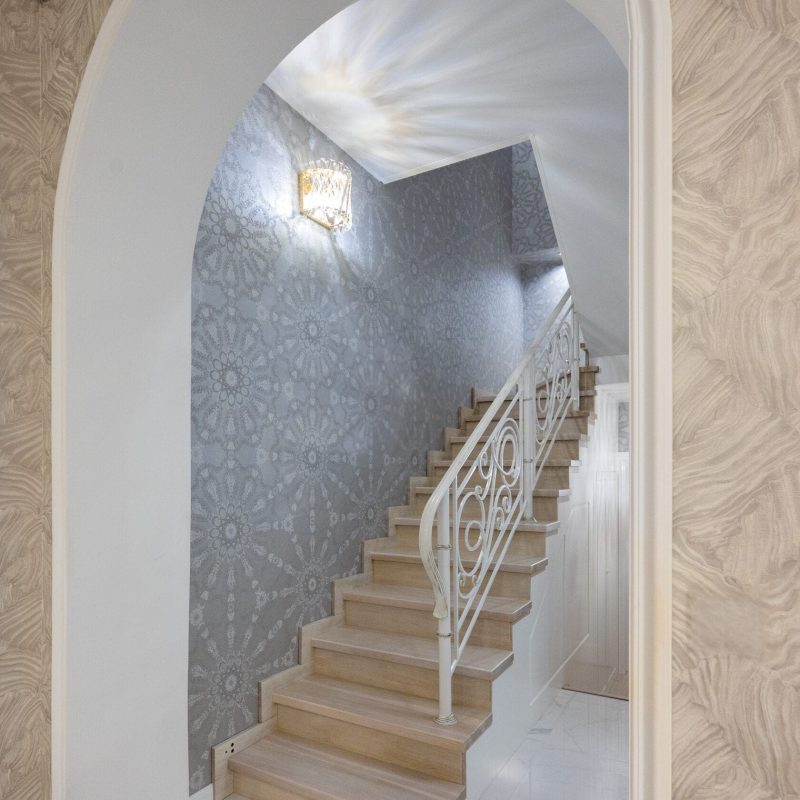 Отделка металлокаркаса лестницы с художественной ковкой дубом