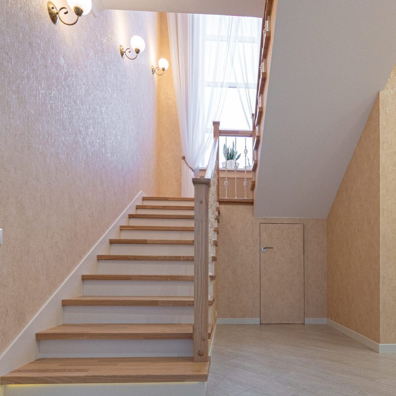 Отделка монолитной лестницы натуральным ясенем с ковкой