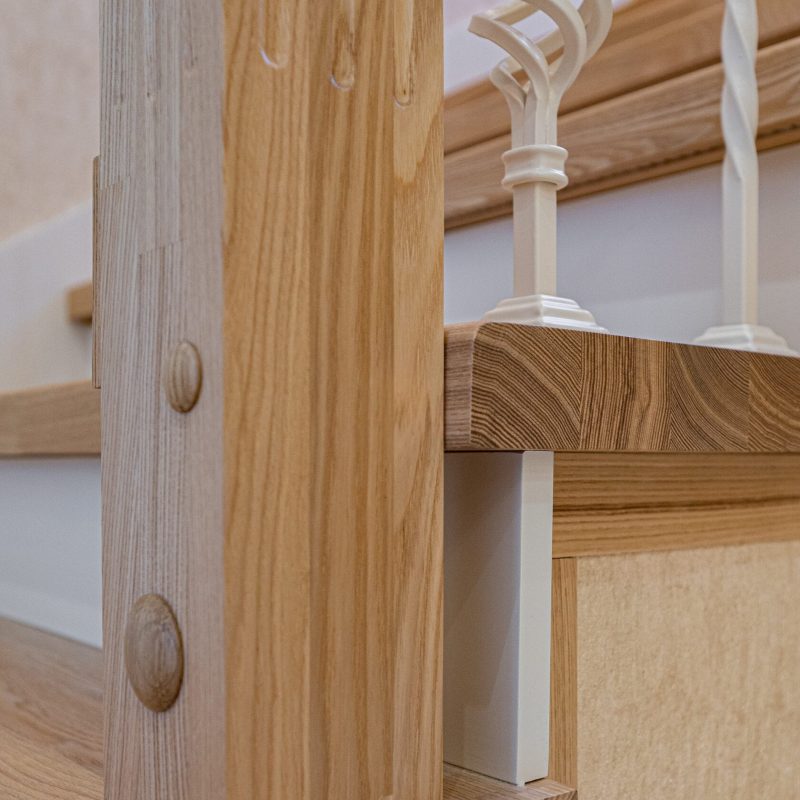 Отделка монолитной лестницы натуральным ясенем с ковкой