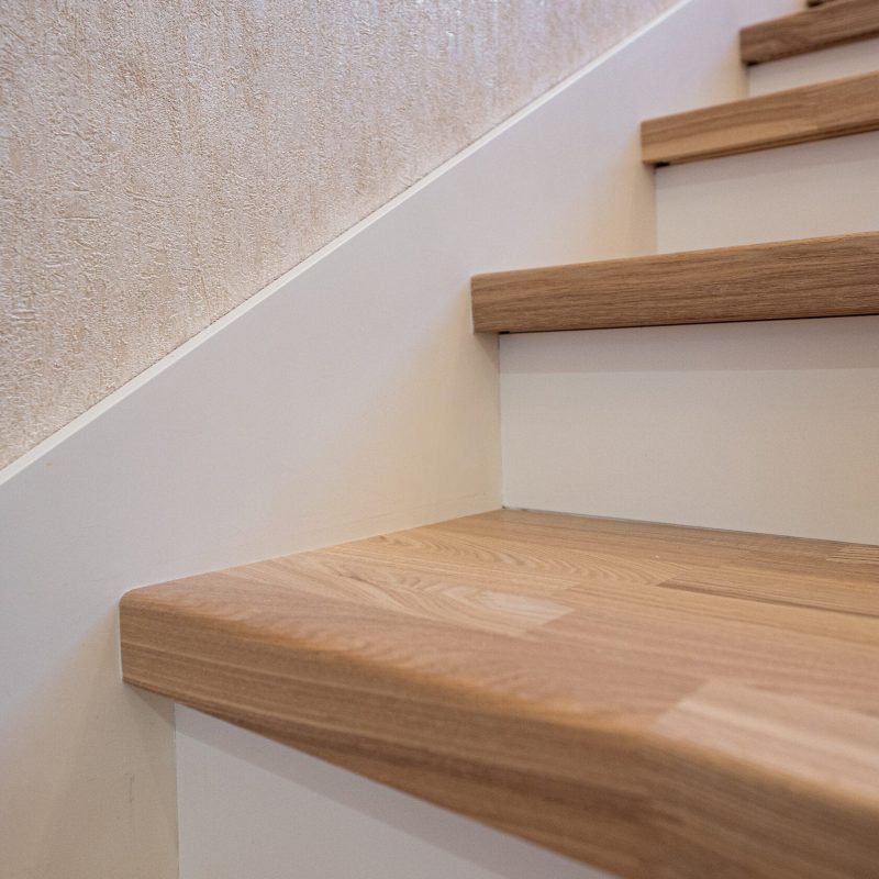 Отделка монолитной лестницы натуральным ясенем с ковкой