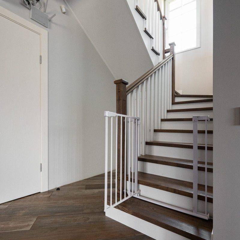 Отделка железной лестницы ясенем с кладовкой и калиткой