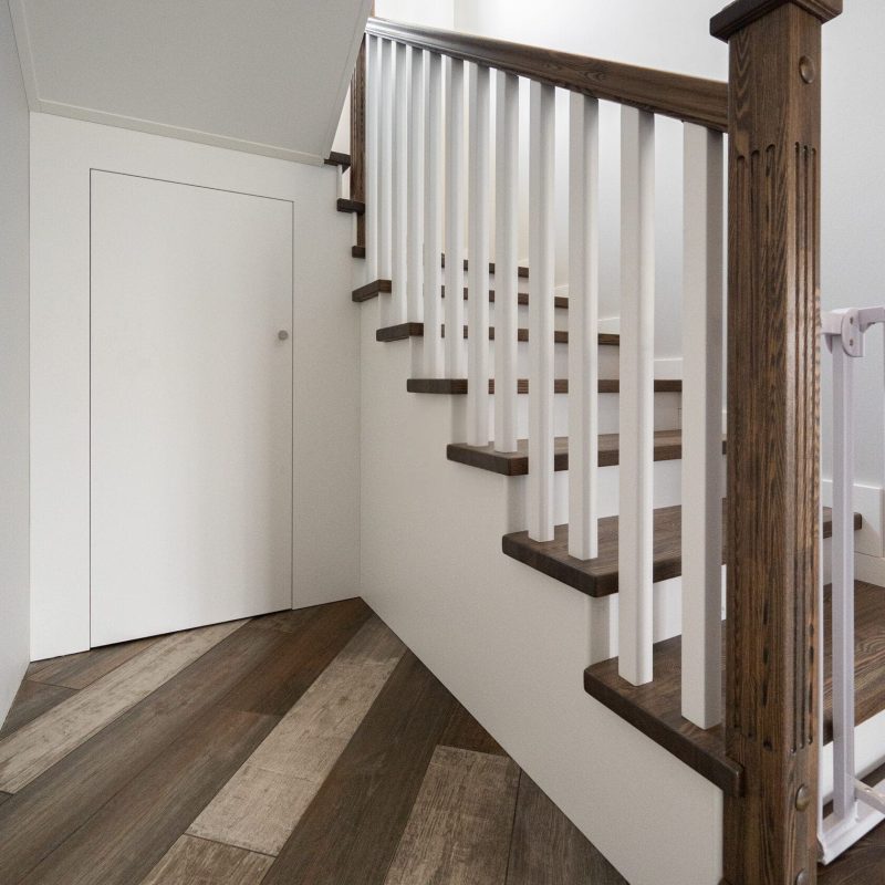 Отделка железной лестницы ясенем с кладовкой и калиткой